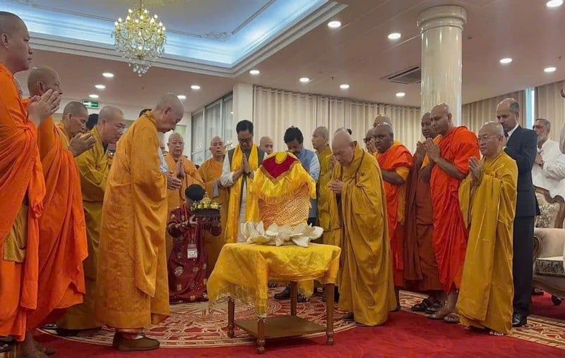 Đại lão Hòa thượng Thích Trí Quảng, Đức Pháp chủ Giáo hội Phật giáo Việt Nam, cùng các tăng lữ làm lễ đón Xá lợi Đức Phật tại khu vực VIP sân bay.