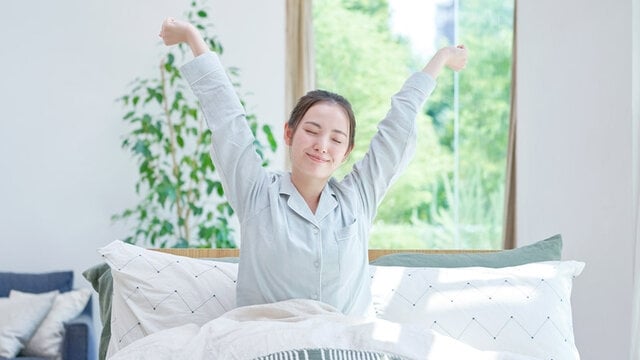 Việc thức dậy đúng giờ là nền tảng đầu tiên giúp cơ thể và tinh thần sẵn sàng cho một ngày mới. Ảnh minh họa