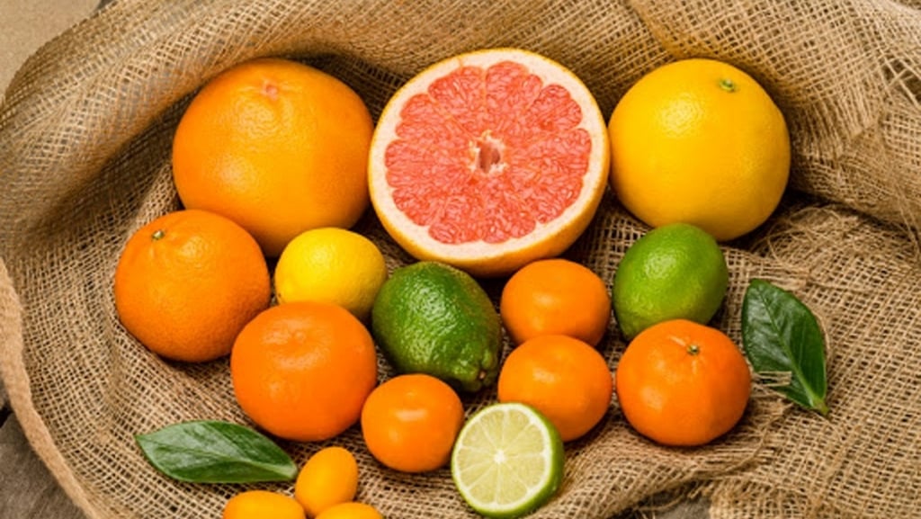 Bưởi, cam, táo, kiwi... là những thực phẩm có chỉ số GI thấp mà người bị bệnh tiểu đường nên ăn.