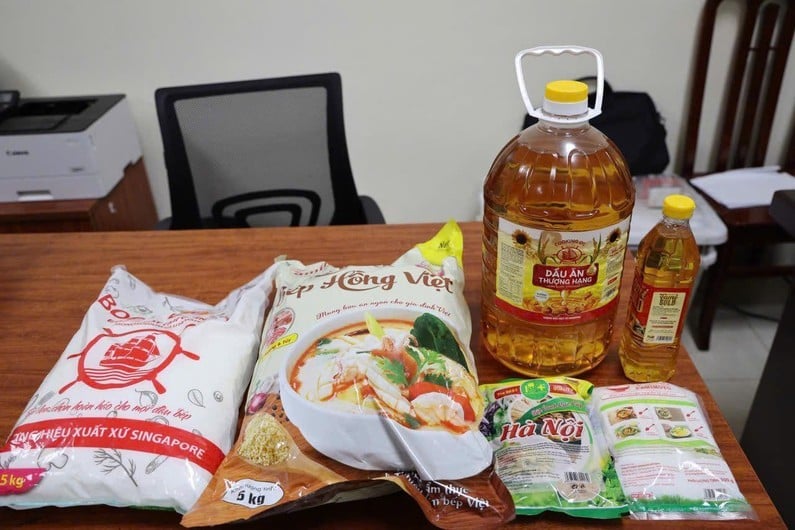 Cơ quan Công an thu giữ hàng trăm tấn bột canh, hạt nêm, dầu ăn, mì chính giả. Ảnh: Bộ Công an