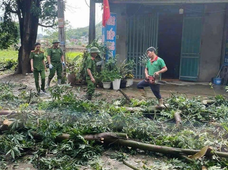Lực lượng công an hỗ trợ khắc phục hậu quả mưa dông. Ảnh: CAHB