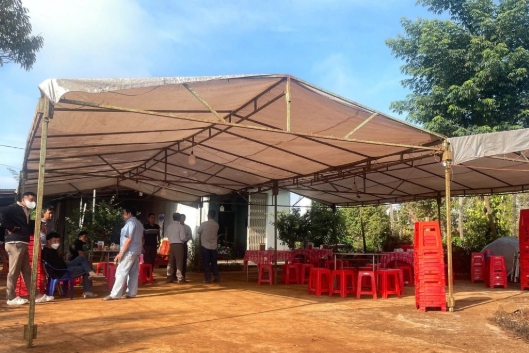 Chị N., trú tại tỉnh Gia Lai bàng hoàng khi nhớ lại giây phút phát hiện mẹ và 2 em tử vong trong căn nhà khóa trái - Ảnh: Báo Dân trí