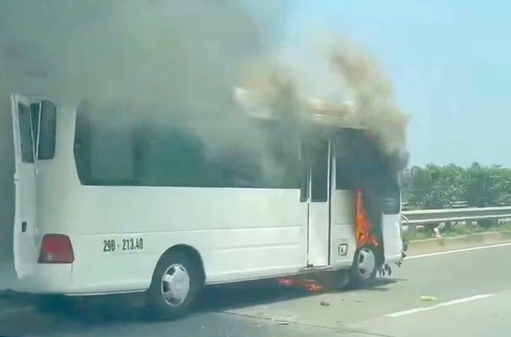 xe tang mang biển soát 29B-213.XX cháy ngùn ngụt trên cao tốc Nội Bài - Lào Cai. Ảnh: Báo Tuổi Trẻ.