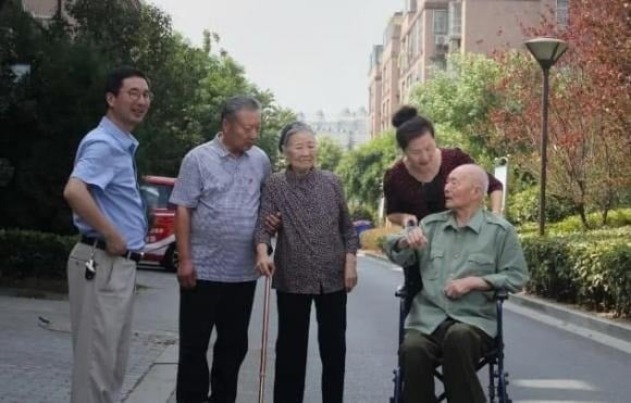 Khi cha mẹ còn sống, dù ta đã trưởng thành và có gia đình riêng, trong mắt họ, ta vẫn luôn là đứa trẻ.
