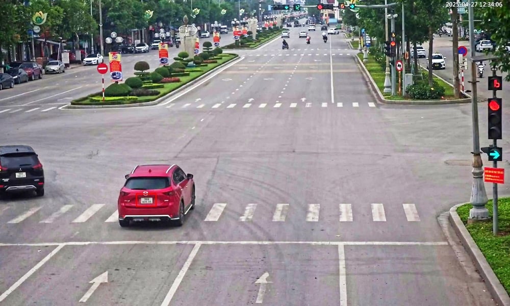 Xe ô tô vượt đèn đỏ tại Ngã 4 Hùng Vương - Huyền Quang, TP Bắc Giang. Công an Bắc Giang