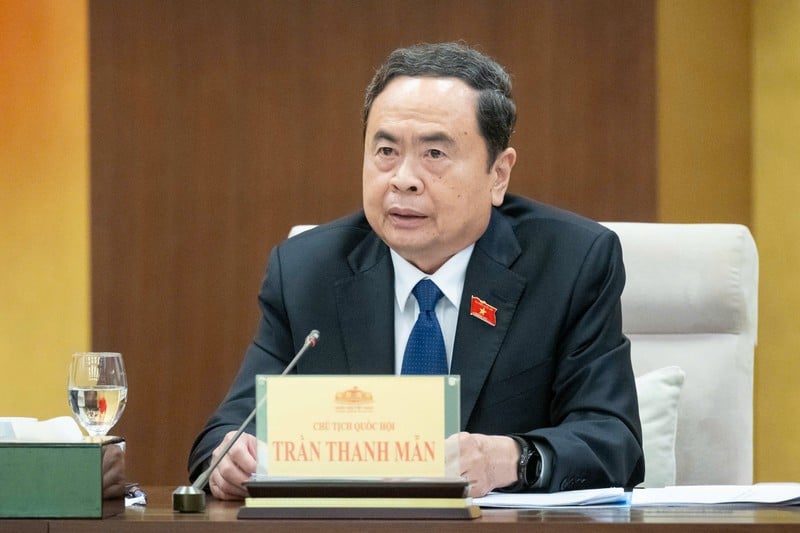 Chủ tịch Quốc hội, Chủ tịch Ủy ban dự thảo sửa đổi Hiến pháp Trần Thanh Mẫn chỉ đạo tại cuộc họp.