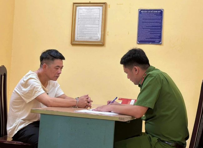 Bị can Nguyễn Xuân Phiến - Chủ tịch UBND xã Tự Nhiên. tại cơ quan Công an.