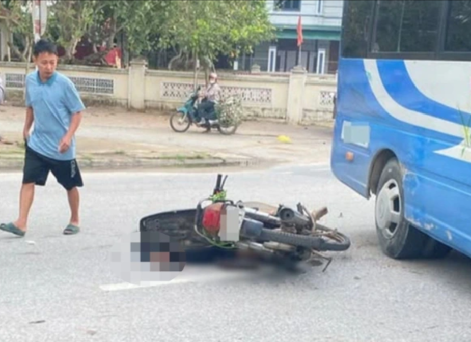 Cú va chạm với ô tô đưa đón công nhân khiến người đàn ông điều khiển xe máy tử vong tại chỗ - Ảnh: Báo Dân trí