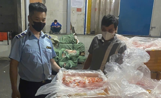 Lực lượng chức năng đang kiểm tra kho hàng - Ảnh: Báo Công thương