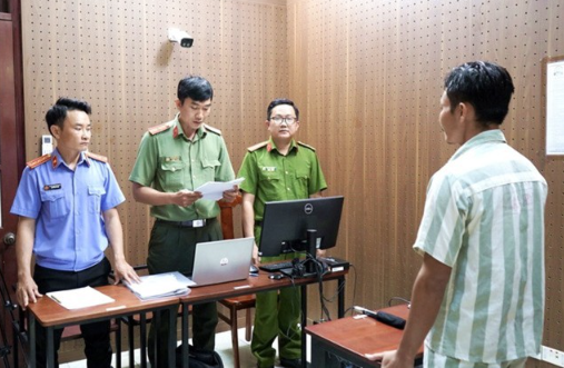 Lê Thanh Nhất Nguyên tại thời điểm cảnh sát công bố quyết định khởi tố - Ảnh: Báo Tiền Phong
