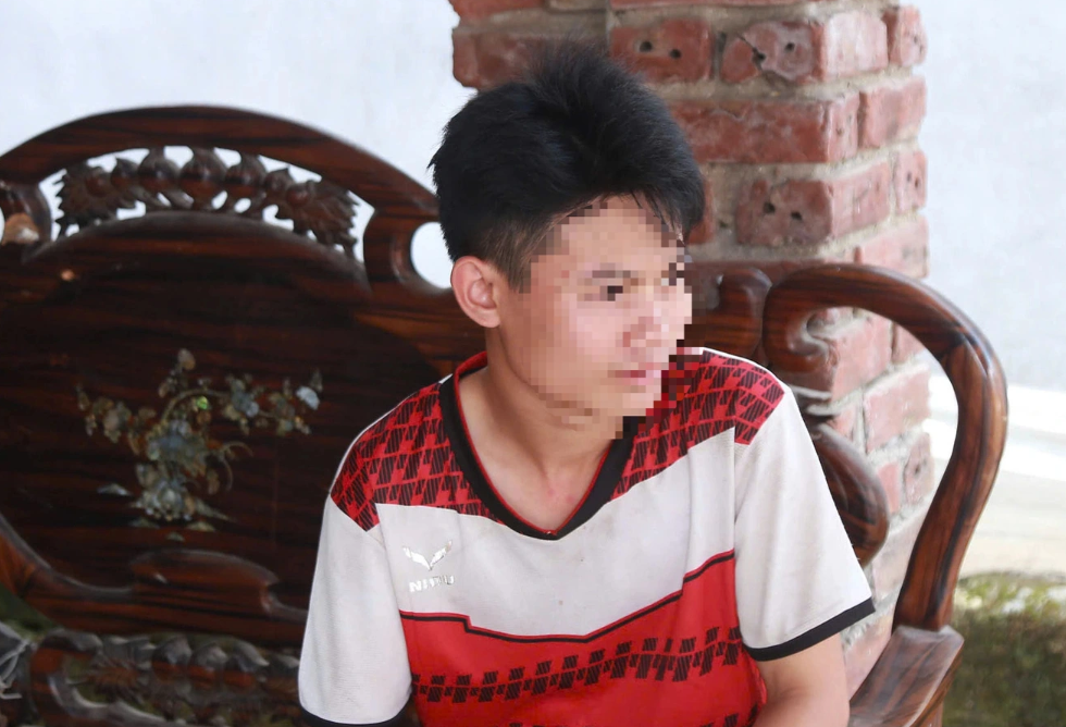 Người con cả của anh Duẩn ở nhà trông nhà nhưng vẫn rất lo lắng tình trạng của em trai mình - Ảnh: Báo Dân trí