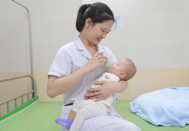 Nhân viên y tế Bệnh viện Đa khoa Đức Giang chăm sóc trẻ bị bỏ rơi - Ảnh: Báo Người Lao Động