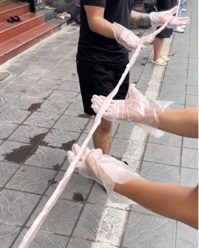Nhân viên quán xếp hàng