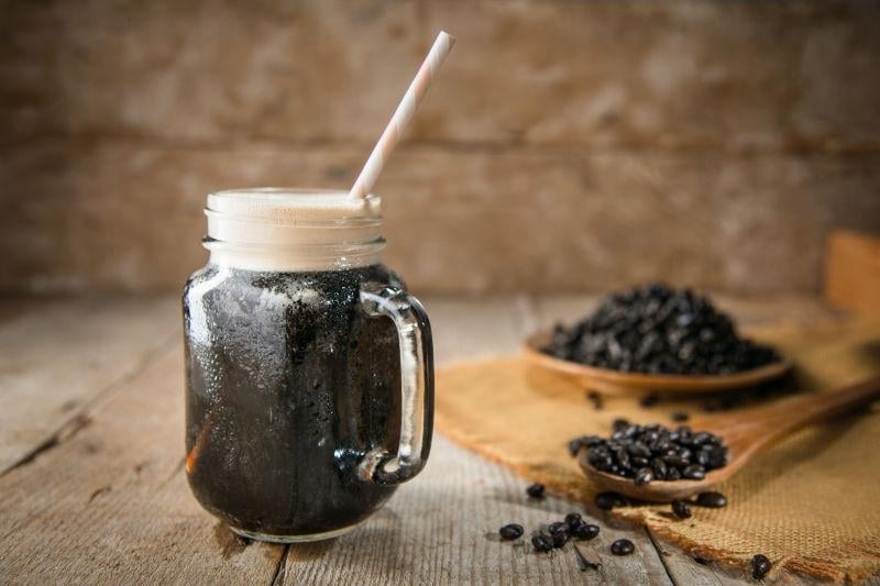 Bạn không nên uống nước đậu đen rang thay nước lọc, chỉ nên dùng từ 300–500 ml/ngày nếu cơ thể khỏe mạnh.