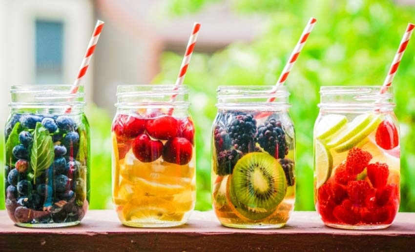 Bạn có thể làm nước detox từ chanh, dưa leo, bạc hà, gừng… để giúp cơ thể thải độc, giữ dáng và làm đẹp da.