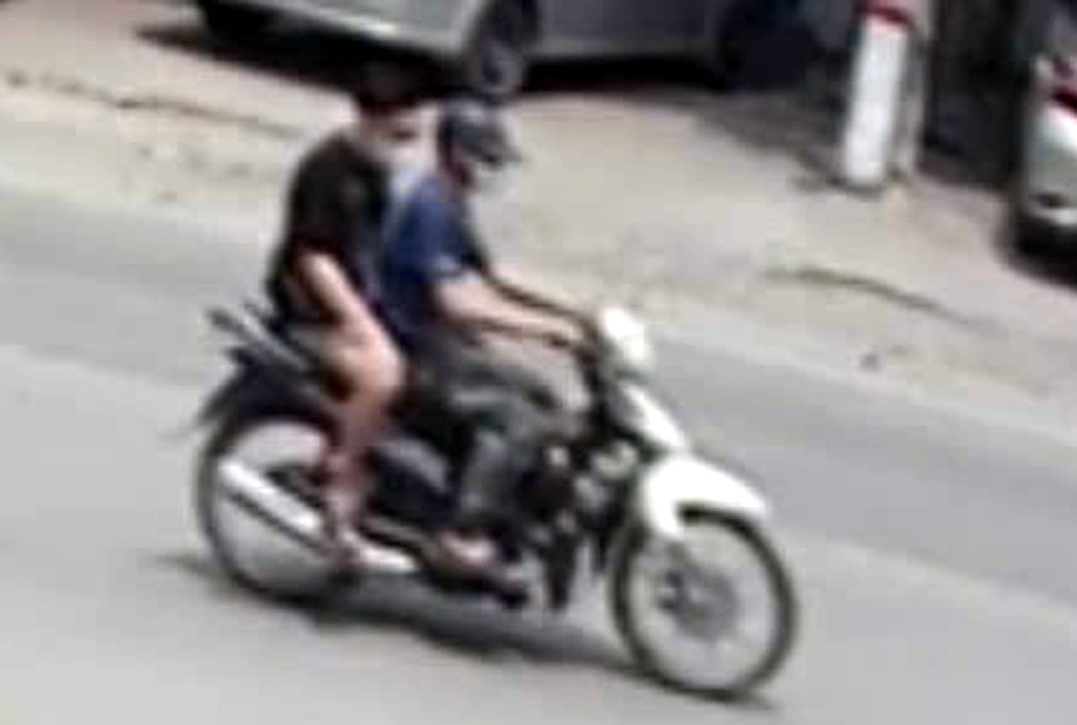 Cả hai giả vờ làm khách thuê phòng và trò chuyện thân mật với bà T. để chờ cơ hội ra tay. Ảnh: VietNamNet.
