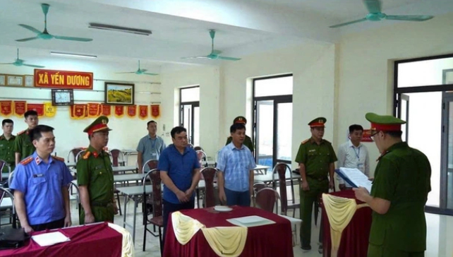 Cơ quan Cảnh sát điều tra Công an tỉnh Bắc Kạn thi hành quyết định khởi tố đối với 2 bị can Hà Văn Quý (áo kẻ) và Hoàng Văn Duẩn ( áo xanh).