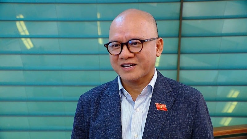 Đại biểu Bế Trung Anh (đoàn Hà Nội) trao đổi với PV bên hành lang Quốc hội.
