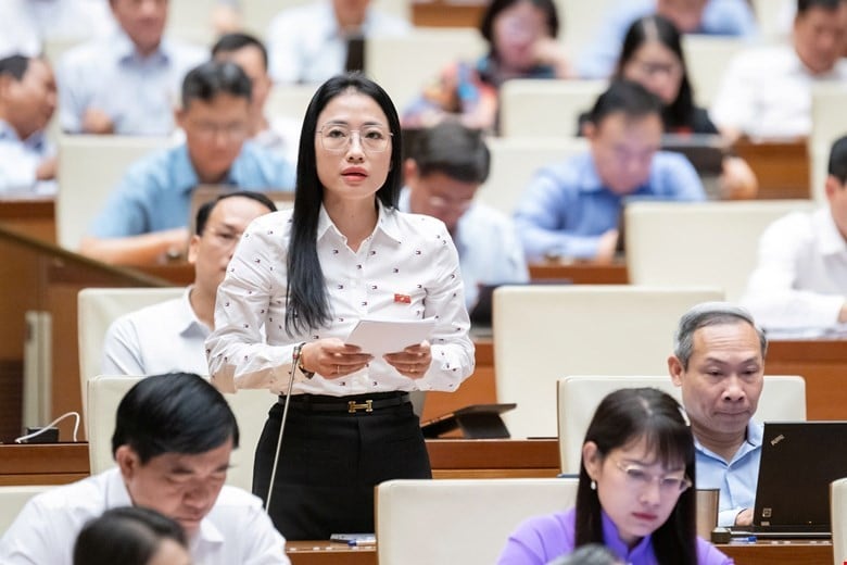 Đại biểu Khánh Thu nêu ý kiến tại buổi thảo luận về Luật Nhà giáo sáng 6/5. Ảnh: QH.