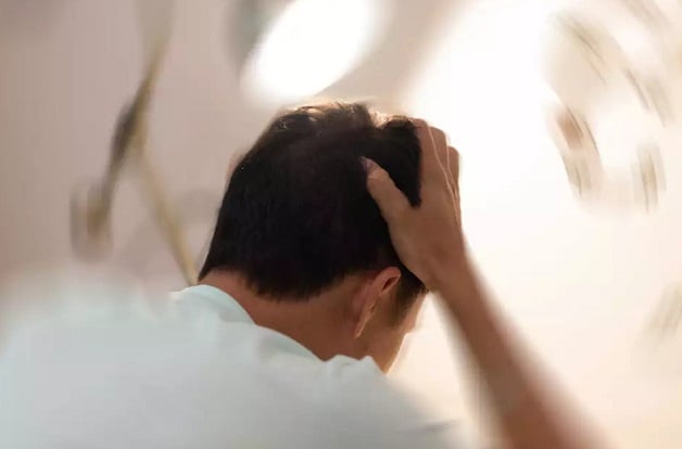 Những cơn đau đầu dai dẳng kéo dài trên 4 tuần, xuất hiện không có tiền triệu, thường vào buổi sáng cảnh giác với u não.