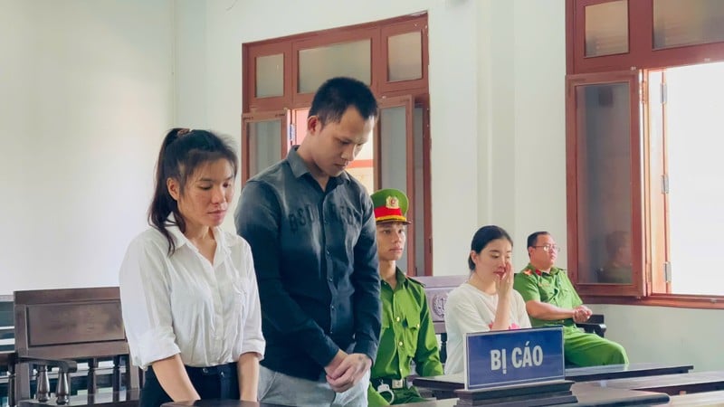 Hai bị cáo tại phiên toà