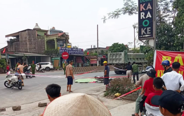 Bà nội điều khiển xe máy chở 2 cháu nhỏ đi từ trong ngõ ra quốc lộ 1A thì xảy ra va chạm với ô tô tải cùng chiều - Ảnh: VietNamNet