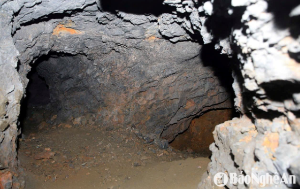 Hầm để mót quặng thiếc - Ảnh: Báo Nghệ An