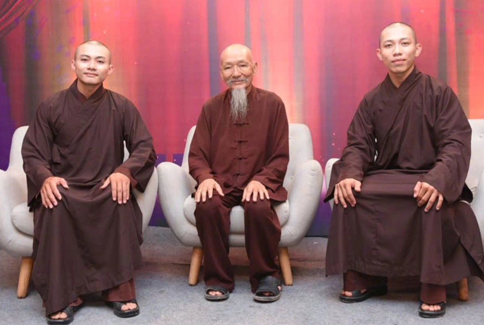 Ông Lê Tùng Vân cùng 2 con trai Nhất Nguyên, Nhị Nguyên trong một chương trình truyền hình trước đó - Ảnh: Báo Dân trí