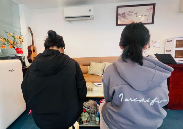 N.T.Q.H và N.T.Q.L đi báo án cha ruột xâm hại tình dục khi mới 7 và 10 tuổi - Ảnh: Báo Phụ nữ Việt Nam