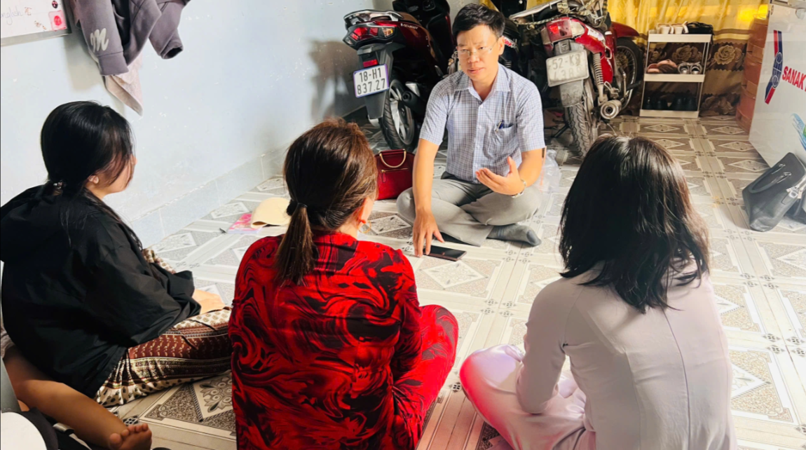 Luật sư Đỗ Ngọc Thanh, Chi hội trưởng Chi hội Luật sư Hội Bảo vệ quyền trẻ em TP.HCM trao đổi cùng gia đình bị hại - Ảnh: Báo Dân trí
