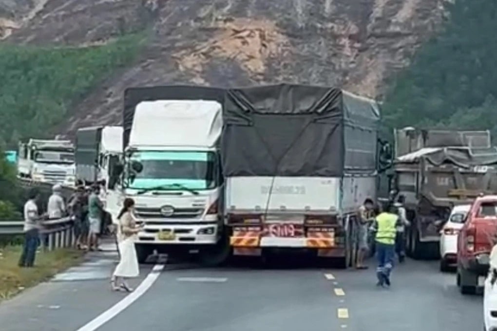 Vụ tai nạn khiến 4 xe tải hư hỏng, không gây thiệt hại về người. Ảnh: Báo Dân Trí.
