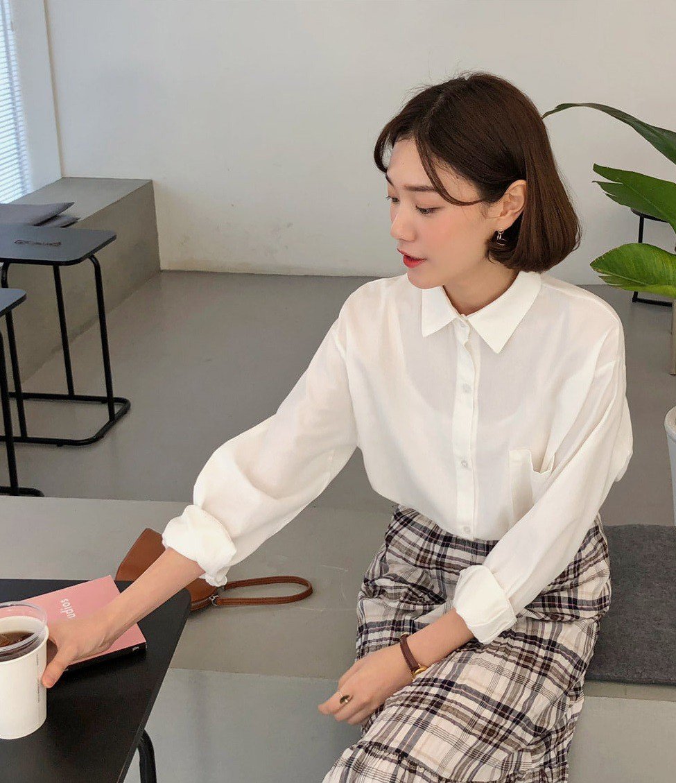Phối áo sơ mi trắng trơn với chân váy lẻ midi đơn giản (Ảnh minh họa)