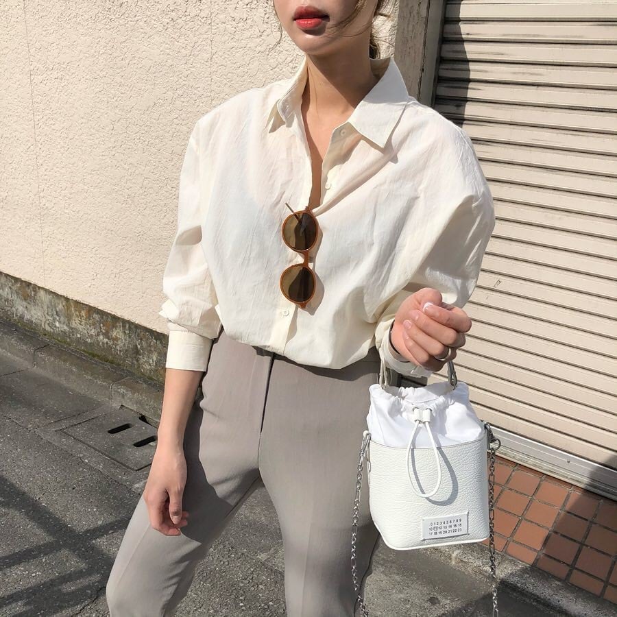 Lưu ý một chút xíu là bạn nên chọn áo sơ mi oversized, item này hợp với mọi vóc dáng, lại trẻ trung và mát mẻ cho những ngày hè nắng nóng. (Ảnh minh họa)