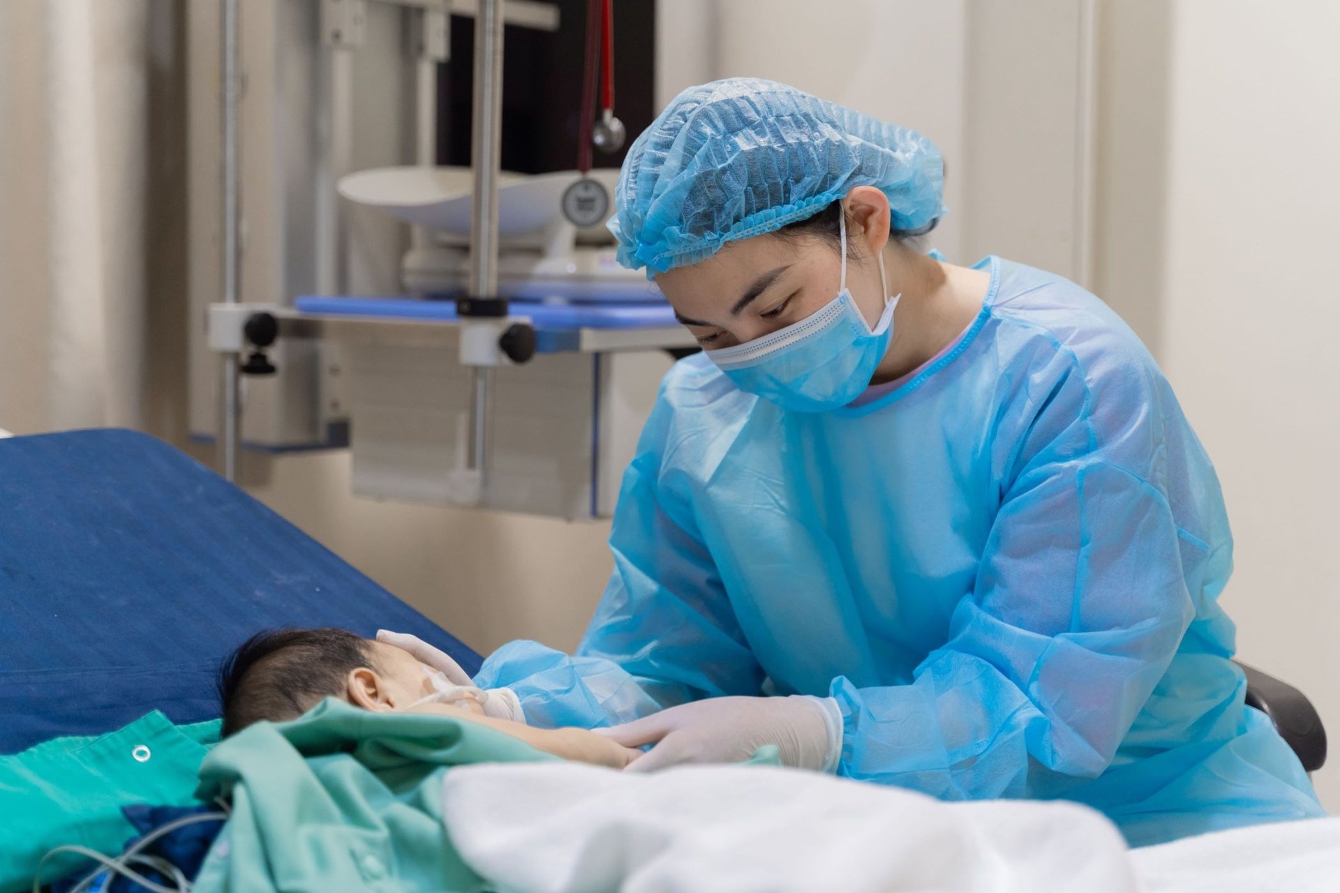 Bé T. được gặp mẹ sau ca mổ có kết quả tích cực