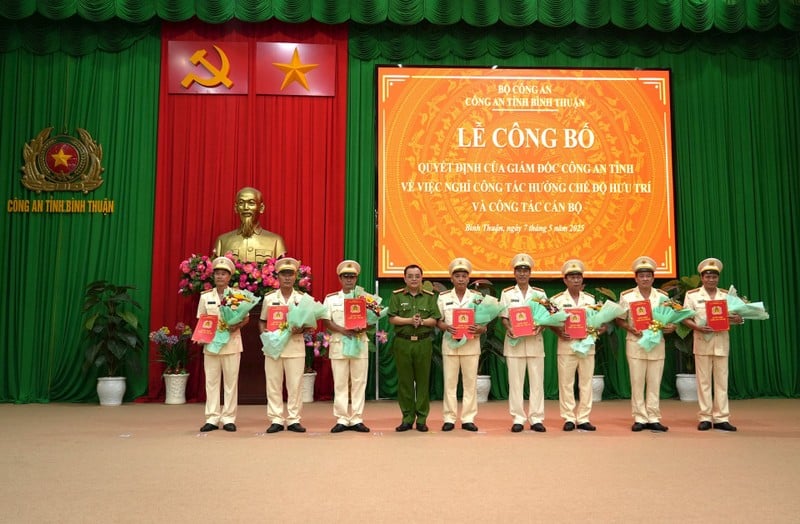 Đại tá Huỳnh Ngọc Liêm, Phó Giám đốc Công an tỉnh Bình Thuận trao quyết định nghỉ hưu cho các cán bộ.