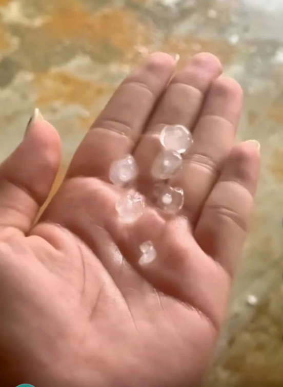Chiều 7/5, nhiều khu vực ở H.Bác Ái xuất hiện mưa đá - Ảnh: Báo Thanh Niên
