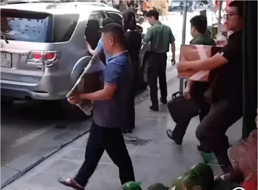 Lực lượng chức năng khám xét nơi ở và thu giữ nhiều tài liệu của Lê Việt Hùng - Ảnh: VTC News