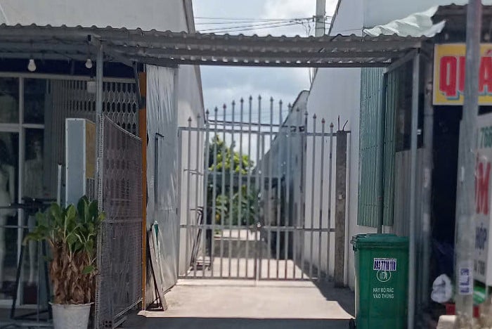 Phía sau cánh cổng sắt là cơ sở giữ trẻ của bà Hồng, hiện đã đóng cửa - Ảnh: VietNamNet