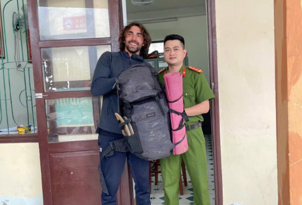 Anh Noad Samuel Kolly nhận lại tài sản đánh rơi từ cán bộ, chiến sĩ Công an Quảng Bình.