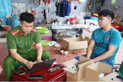 Công an làm việc với Nguyễn Văn Khánh - Ảnh: Báo Tiền Phong