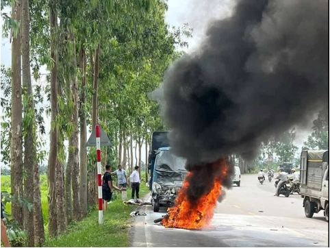 Sau cú va chạm với ô tô tải, xe máy bốc cháy ngùn ngụt, người điều khiển xe máy tử vong - Ảnh: Báo Người Lao Động