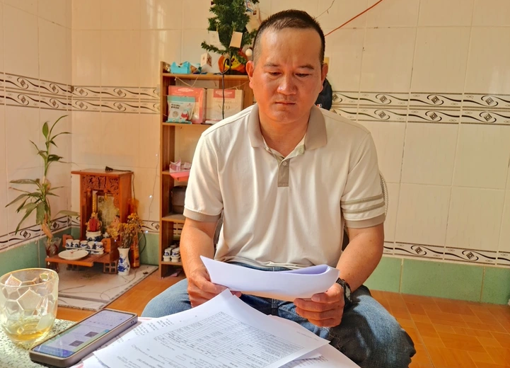 Ông Đỗ Sơn - cha của bé trai Đỗ Lê Minh Châu (10 tháng tuổi, bị tử vong tại nhà trẻ) cho biết vẫn đang đợi kết quả điều tra từ các cơ quan chức năng - Ảnh: Báo Tuổi Trẻ