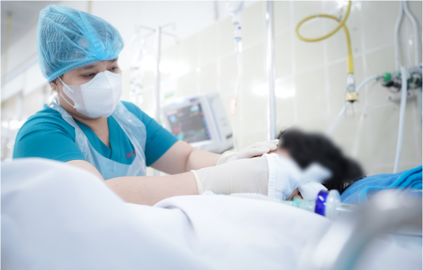 Trẻ được cấp cứu tích cực - Ảnh: VietNamNet