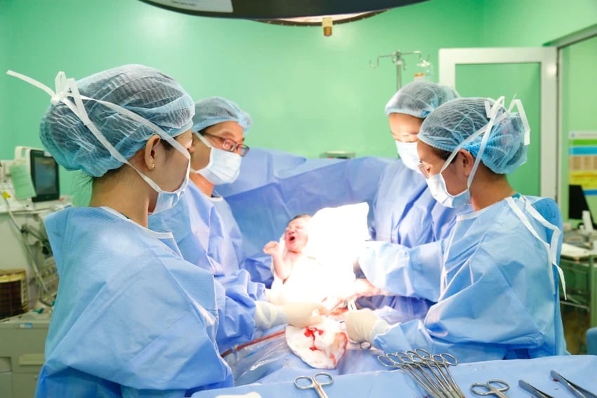 TP.HCM khẩn trương lập danh sách người sinh 2 con trước 35 tuổi để lãnh 3 triệu đồng. Ảnh: Báo Pháp Luật TP.HCM.