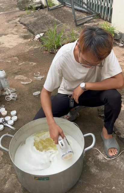 Nước hoa giả được sản xuất bằng cách pha chế các loại hóa chất trong nồi kim loại và dùng máy đánh trứng để khuấy đều - Ảnh: Báo Thanh Niên