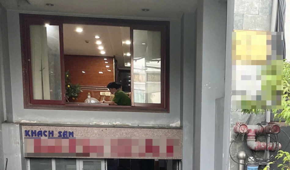 Công an lấy lời khai ở hiện trường phục vụ công tác điều tra - Ảnh: Báo Người Lao Động