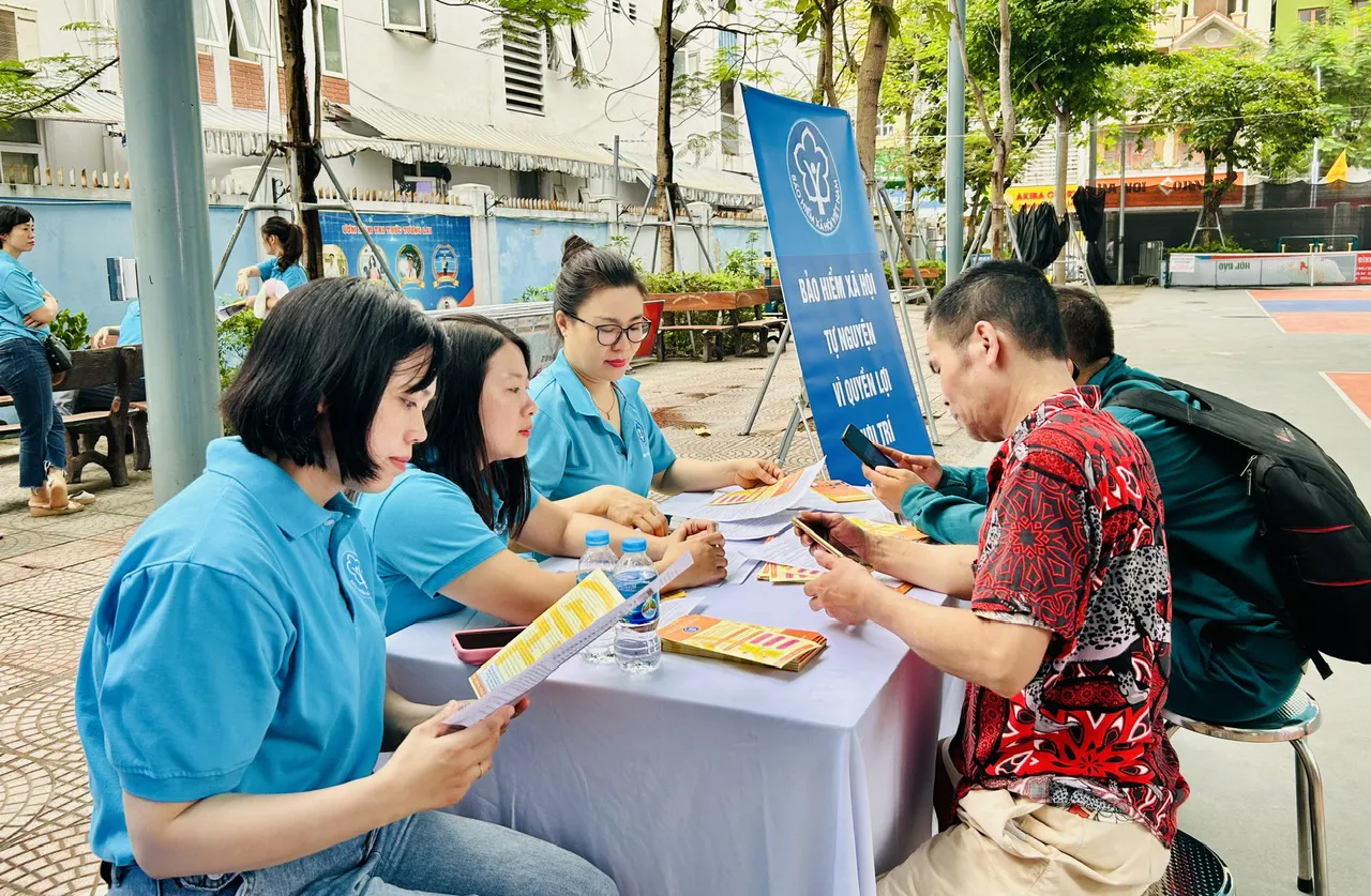 Người tham gia bảo hiểm xã hội tự nguyện trước ngày 1/1/2021 và đủ 20 năm đóng thì được hưởng lương hưu khi đủ 60 tuổi đối với nam, đủ 55 tuổi đối với nữ. Ảnh minh họa: Thủy Trúc.
