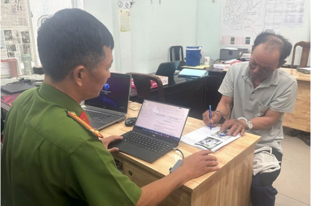 Công an ghi lời khai của nghi phạm - Ảnh: Báo Tiền Phong