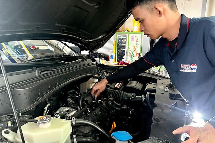 Trong điều kiện nhiệt độ môi trường thường xuyên vượt ngưỡng 35–40°C như mùa hè tại nhiều khu vực ở Việt Nam, việc kiểm tra và thay dầu định kỳ trở nên cấp thiết hơn bao giờ hết.