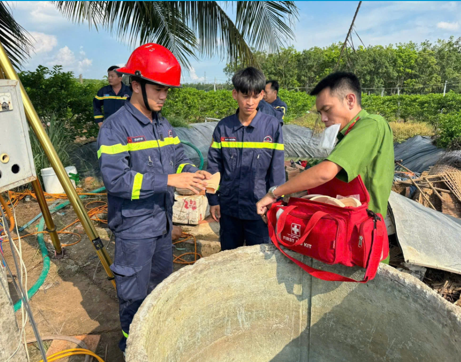 Hiện trường vụ giải cứu người phụ nữ mang thai bị rơi xuống giếng - Ảnh: Báo Thanh Niên
